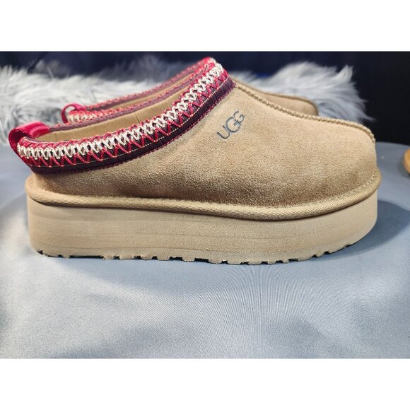 UGG W Tazz Size 6v platforms - Picture 1 of 9